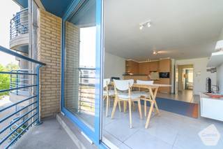 Instapklaar appartement op de <strong>2e verdieping</strong> van <strong>Residentie Pier Kloeffe</strong> in <strong>De Panne</strong>.<br /><strong>Rustige</strong> maar <strong>centrale ligging</strong>, op wandelafstand van het Koningsplein, de Leopold I Esplanade, <strong>het strand en het centrum</strong>.<br />Vlakbij <strong>winkels, restaurants en openbaar vervoer</strong>.<br /><br /><strong>Indeling:</strong>
<ul>
	<li>Inkomhal met apart gastentoilet</li>
	<li>Lichte leefruimte met open, volledig uitgeruste keuken</li>
	<li>Aansluitende berging aan de keuken</li>
	<li>Terras met aangenaam zicht</li>
	<li>2 slaapkamers, waarvan één met stapelbed (ideaal als kinder- of logeerkamer)</li>
	<li>Badkamer met ligbad, aparte douche en dubbele wastafel</li>
	<li>Extra berging met aansluiting voor wasmachine en droogkast</li>
</ul>
<strong>Troeven:</strong>

<ul>
	<li><strong>Energiezuinig – EPC-label A</strong></li>
	<li><strong>Instapklaar </strong>en goed onderhouden</li>
	<li>Uitstekende ligging nabij zee en centrum</li>
	<li>Geschikt voor vaste bewoning of tweede verblijf</li>
</ul>
<strong>Interesse?</strong><br />Verzorgd en comfortabel appartement met<strong> lage verbruikskosten </strong>en uitstekende ligging aan zee.<br /><strong>Contacteer ons voor meer informatie of een bezoek – beslist de moeite waard!</strong>