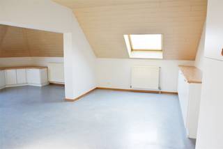 Dit centraal gelegen 1-slaapkamer appartement heeft volgende indeling :  Living en open keuken (samen in één open ruimte), badkamer (ligbad met douchefunctie en lavabo, apart toilet en 1 slaapkamer.