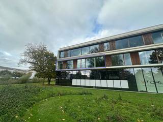 Moderne kantoorruimte van 389 m² te huur in Zwevegem met prachtig uitzicht op een groen park, gelegen nabij het centrum van Zwevegem, en met...