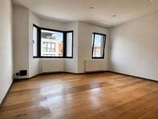 Ontdek dit lichtrijke en instapklare appartement, gelegen aan de gegeerde Van den Hautelei in Deurne. Dankzij de centrale ligging geniet u van een vlotte bereikbaarheid, winkels, openbaar vervoer, scholen en tal van recreatiemogelijkheden op wandelafstand.Het appartement beschikt over een ruime leefruimte met veel natuurlijke lichtinval en een open keuken die volledig is uitgerust met de nodige toestellen. De warme parketvloer zorgt voor een gezellige en tijdloze uitstraling.Verder zijn er twee volwaardige slaapkamers, een moderne badkamer met inloopdouche en badkamermeubel, een afzonderlijk gastentoilet en een praktische inkomhal.- NIET GEMEUBELD- EPC: 251 kWh/m² UC: 20220121-0002530494-RES-1- Maandelijkse kosten: geen - Huurwaarborg: 3.150,- euro (3 maanden huur) - Beschikbaar: onmiddellijk - Type contract: Bepaalde duur (1 jaar) Abricasa staat voor een persoonlijke én actieve vastgoedbegeleiding van A tot Z! Bel ons voor een vrijblijvende afspraak op 03 259 04 04 of spring binnen op ons kantoor te Kasteelstraat 58 - 2000 Antwerpen!