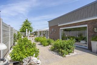 INDELINGGelijkvloers:- inkomhal met gastentoilet- lichtrijke leefruimte met veel raampartijen- praktische keuken met zicht op de tuin-...