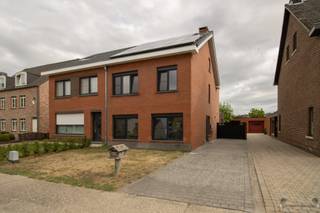 <p><span>Maison de plain-pied rénovée comprenant 4 chambres, d'une superficie de 431 m². </span></p><p><span> </span></p><p><span>Rez-de-chaussée</span><span>: </span></p><p><span>Hall d'entrée de 5 m². </span></p><p><span>Salon de 46 m² avec parquet et poêle à bois comme chauffage d'appoint. </span></p><p><span>Cuisine de 14 m² au carrelage en céramique, équipée de : </span></p><p><span>- une plaque de cuisson vitrocéramique </span></p><p><span>- une hotte aspirante </span></p><p><span>- un évier </span></p><p><span>- un four mixte </span></p><p><span>- un lave-vaisselle </span></p><p><span>Véranda de 24 m² carrelée en grès cérame. </span></p><p><span>Salle de bains de 6,5 m² comprenant : </span></p><p><span>- une douche dans la baignoire </span></p><p><span>- 2 lavabos </span></p><p><span>- des toilettes </span></p><p><span>Buanderie de 6,5 m². </span></p><p><span> </span></p><p><span>1er étage</span><span>: </span></p><p><span>Salon de nuit de 9 m². </span></p><p><span>3 chambres, toutes avec sol stratifié : </span></p><p><span>- chambre 1 de 13,5 m² </span></p><p><span>- chambre 2 de 13 m² </span></p><p><span>- chambre 3 de 9 m² </span></p><p><span>2 pièces non aménagées (voir les plans sur les photos's) de 4,5 m² chacune, destinées à : </span></p><p><span>- une salle de bains supplémentaire </span></p><p><span>- agrandissement d'une chambre </span></p><p><span> </span></p><p><span>2e étage</span><span>: </span></p><p><span>Salon/salle de jeux de 14 m² avec sol stratifié. </span></p><p><span>Chambre n° 4 de 19,5 m² avec revêtement en vinyle. </span></p><p><span> </span></p><p><span>Garage de 39,5 m². </span></p><p><span>Cave. </span></p><p><span>Abri de jardin et abri à bois. </span></p><p><span>Terrasse de 30 m² et terrasse couverte de 5,5 m². </span></p><p><span> </span></p><p><span>PANNEAUX SOLAIRES AVEC CERTIFICATS (plus d'informations lors de la visite). </span></p><p><span> </span></p><p><span>Jardin avec un petit étang apaisant. </span></p><p><span> </span></p><p><span>Informations urbanistiques : permis de construire en règle, pas de permis de lotissement, pas de droit de préemption, aucune mesure de réhabilitation sociale imposée, zone résidentielle. </span></p>