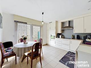 Deze lichtrijke woning geniet van een centrale ligging op wandelafstand van verschillende winkels, diensten en openbaar vervoer.<br /><br />De halfopen woning beschikt over volgende indeling:<br />Een inkomhal met gastentoilet, één slaapkamer of bureauruimte, berging, keuken met elektrische kookplaat, dampkap, warmeluchtoven, koelkast met vriesvak en dubbele spoelbak en een lichtrijke leefruimte met plaats voor zit- en eethoek.<br />Op de eerste verdieping bevinden zich een nachthal, een cv-berging, drie slaapkamers en een badkamer met lavabo, toilet, ligbad met douchemogelijkheid en aansluiting voor wasmachine.<br />Via een uitschuifbare trap is een zolder toegankelijk.<br /><br />Daarnaast beschikt de woning over een leuke tuin met terras, een parkeerplaats naast de woning en een in steen gebouwde garage. <br /><br />