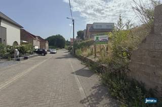 <p><span>In het rustige Genoelselderen, een deelgemeente van Riemst, vindt u deze bouwgrond voor open bebouwing met een oppervlakte van 4a36ca terug. De bouwgrond wordt verkocht met goedgekeurde plannen en ligt op enkele minuten verwijderd van de E313. In de nabije omgeving vindt u supermarkten, scholen en voorzieningen voor openbaar vervoer terug. Daarbij heeft de bouwgrond een centrale ligging t.o.v. omliggende gemeentes Bilzen-Hoeselt en Tongeren-Borgloon. </span></p><p><span> </span></p><p><span>Pluspunten van de bouwgrond:</span></p><p><span>- De bouwgrond wordt met goedgekeurde plannen verkocht; meer informatie hieromtrent kan u via onderstaande contactgegevens verkrijgen; </span></p><p><span>- de bouwgrond ligt in een residentiële woonwijk in het landelijke Genoelselderen; </span></p><p><span>- supermarkten, scholen en voorzieningen voor openbaar vervoer bevinden zich in de nabije omgeving; </span></p><p><span>- autosnelweg E313 op enkele minuten verwijderd.</span></p><p><span> </span></p><p><span>Afmetingen: </span></p><p><span>- Totale oppervlakte: 4a36ca; </span></p><p><span>- straatbreedte: 18,80 m;</span></p><p><span>- bouwbreedte: 12,00 m.</span></p><p><span> </span></p><p><span>Wenst u meer informatie te ontvangen? Neem dan gerust contact op via Mike@jemar.be of 0487 96 38 96.</span></p>