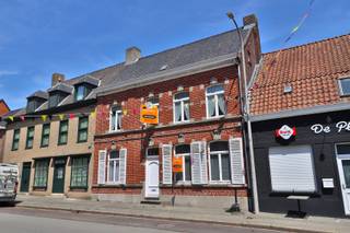 <p><span>*** QUICK SALE MET BIEDPRIJS VANAF 249.000 EUR *** </span></p><p><span> </span></p><p><span>AUTHENTIEKE HERENWONING IN HET CENTRUM VAN ROLLEGEM</span></p><p><span>Deze statige, straatbepalende gevel siert het centrum van Rollegem en verbergt een woning vol charme en authenticiteit.<br />Achter de gevel schuilen royale ruimtes met hoge plafonds, verfijnde moulures en een indrukwekkende traphal die meteen de toon zet.<br />De overvloedige lichtinval en de mooie volumes vormen een ideale basis om deze karaktervolle woning naar hedendaagse normen te renoveren, met behoud van haar unieke uitstraling</span></p><p><span>Een klassieke indeling waar de inkom verbindt en doorsteekt naar de aanbouw en de tuin. <br />De verschillende ruimtes genieten van mooie afmetingen en kregen elk hun eigen invulling, eetkamer, zithoek en keuken. <br />Aansluitend is nog een ruime aanbouw met maximaal tuincontact. </span></p><p><span>Via een vlotte trap bereik je het eerste verdiep en hogerop de zolder. <br />Het eerste verdiep omvat drie extra ruime slaapkamers en een badkamer. <br />De zolder biedt tal van mogelijkheden en kan verder ingericht worden als extra leefruimte, hobbyruimte of bureau. </span></p><p><span>Achteraan pakt de ingesloten tuin uit met heel veel groen en rust. Er is een uitweg en 2 garages.<br />De woning is voorzien van een praktische bergkelder, een ruime wasplaats en een grote buitenberging.<br /><br />AUTHENTIEKE CHARME<br />RUSTIGE LIGGING<br />EXTRA UITWEG<br />HEEL VEEL POTENTIEEL</span></p><p><span>Gezien de woning is opgenomen in de inventaris bouwkundige erfgoed is de renovatieverplichting niet van toepassing.</span></p><p><span>*niet bindende vanafprijs, de verkoop komt tot stand door aanvaarding van het uitgebrachte bod</span></p><p><span> </span></p>