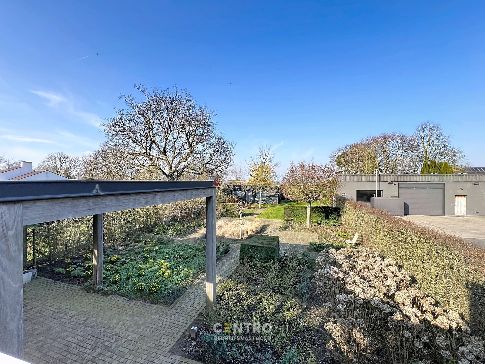 Veelzijdig handelspand met luxewoning, showroom met kantoor (kantoor, winkel, vrij beroep,...), magazijnen en garages. - foto 4