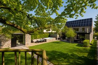 Op een gunstige en vlot bereikbare ligging in Putte bevindt zich deze exclusieve, stijlvol vormgegeven villa, gelegen op een perceel van 998 m². Een eigendom waar ruimte, licht en verfijning samenkomen in een harmonieus geheel, met alle voorzieningen binnen handbereik.<br /><br />Benieuwd naar deze unieke woonbeleving? Ontdek de woning hier via onze cinematische vastgoedfilm!<br /><br />Bij het betreden van de woning wordt u verwelkomd in een lichtrijke inkomhal die meteen de toon zet: stijlvol, doordacht en tot in de puntjes afgewerkt. Hier vindt u tevens een apart gastentoilet, een praktische berging en een op maat gemaakte vestiaire. Aansluitend bevindt zich een eerste bureauruimte, ideaal voor wie wonen en werken naadloos wil combineren. De leefruimte en glaspartijen laten het daglicht rijkelijk binnenstromen en creëren een mooie connectie met de buitenomgeving. De sfeervolle zithoek met gashaard nodigt uit tot ontspannen avonden in alle comfort. Daarnaast beschikt het gelijkvloers over een tweede bureauruimte en een patio, die zorgen voor extra licht en een open, aangenaam ruimtegevoel binnen het open/closed concept van de woning.<br />De leefkeuken beschikt over een indrukwekkend keukeneiland, kwalitatieve toestellen en een hoogwaardige afwerking. Deze elementen maken van deze ruimte een droom voor elke levensgenieter. Hier is bovendien ruim plaats voor een gezellige eethoek met zicht op de tuin. Een plek waar koken, tafelen en samenzijn centraal staan.<br />Ook buiten wordt het luxeverhaal moeiteloos doorgetrokken. Het overdekte terras is voorzien van een open haard zodat u het hele jaar door kan genieten van lange, sfeervolle avonden. Aan alles is gedacht: praktische opbergruimte, een authentieke pizzaoven en een prachtig aangelegde tuin die rust en privacy uitstraalt. Het zwembad, de sauna en de bijhorende douche maken van dit geheel een wellnessbeleving. Op het gelijkvloers bevindt zich bovendien een volwaardige praktijkruimte met aparte ingang en sanitaire voorzieningen. Perfect voor een vrij beroep of zelfstandige activiteit.<br /><br />De eerste verdieping geeft toegang tot vier volwaardige slaapkamers, waaronder een master suite met en-suite dressing. De stijlvolle badkamer is uitgerust met een lavabo, inloopdouche en een vrijstaand ligbad. Eén van de slaapkamers biedt via een vaste trap toegang tot de zolderverdieping, wat extra mogelijkheden creëert. Ook op vlak van energie en technologie voldoet deze woning aan de hoogste standaarden. Met een EPC-label A, 36 zonnepanelen, geïntegreerde muziekinstallatie, alarmsysteem en een conforme elektrische keuring bent u hier volledig klaar voor de toekomst.<br /><br />Kortom, een uitzonderlijke en zeldzame opportuniteit voor wie op zoek is naar een exclusieve, energiezuinige villa met praktijkruimte, vier slaapkamers en een sublieme buitenbeleving in Putte. Contacteer ons voor meer informatie via 0472/22 12 41 of bezoek www.boonstravastgoed.be.<br /><br />Bijzonderheden:<br />- 292 m² bewoonbare oppervlakte<br />- Praktijkruimte met aparte toegang<br />- Hoogwaardige afwerking en architectuur<br />- Energiezuinig (EPC-label A) met 36 zonnepanelen<br />- Zwembad, sauna en buitenbeleving op topniveau