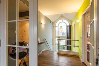 <h2><strong>Schitterende luxe villa op ruim perceel met wellness en dubbele garage</strong></h2>
<p>Op een prachtig domein van ca. <strong>1.435 m² eigen grond</strong> bevindt zich deze uitzonderlijk ruime en luxueus afgewerkte villa, voorzien van alle comfort en extra’s die een exclusieve woning compleet maken. Dankzij de royale indeling, hoogwaardige materialen en uitgebreide wellnessfaciliteiten is dit een unieke opportuniteit voor wie op zoek is naar luxe en ruimte.</p>
<h3><strong>Indeling</strong></h3>
<p>Via een charmant optrapje bereikt u de inkomhal met vestiaire en gastentoilet. Aansluitend bevindt zich een apart bureel, ideaal voor thuiswerk of praktijkruimte.</p>
<p>De woning beschikt over een indrukwekkende <strong>Amerikaanse leefkeuken</strong> met alle moderne toestellen, waaronder een <strong>6-pits gasfornuis</strong>, afgewerkt met een stijlvol granieten werkblad en voorzien van airconditioning.</p>
<p>De lichtrijke woonkamer met grote raampartijen straalt pure klasse uit en is uitgerust met een gezellige <strong>gasopenhaard</strong>, elektrische zonnewering en eveneens airco.</p>
<p>De volledige eerste verdieping is afgewerkt met natuurstenen vloeren én voorzien van <strong>vloerverwarming</strong>.</p>
<h3><strong>Verdieping</strong></h3>
<p>Op de tweede verdieping vindt u een ruime vide/zolderruimte met tv-aansluiting, waaraan twee royale logeerkamers grenzen (ca. <strong>28 m²</strong> en <strong>16 m²</strong>). Daarnaast is er een luxueuze natuurstenen badkamer met vloerverwarming, jacuzzi, douche en toilet.</p>
<h3><strong>Souterrain</strong></h3>
<p>Het souterrain biedt nog twee extra slaapkamers met eiken plankenvloer, een aparte douchekamer en een royale master suite met dressing, elektrische rolluiken en een ruime luxe badkamer met ligbad, douche, dubbel lavabomeubel, toilet en urinoir.</p>
<h3><strong>Wellness &amp; Extra’s</strong></h3>
<p>De woning is volledig onderkelderd en beschikt over een uitgebreid wellnessgedeelte met:</p>
<ul>
<li>
<p>Sauna (4 personen)</p>
</li>
<li>
<p>Turks stoombad</p>
</li>
<li>
<p>Douche, wastafel en toilet</p>
</li>
</ul>
<p>Verder is de villa uitgerust met:</p>
<ul>
<li>
<p>Rolluiken en zonnewering overal</p>
</li>
<li>
<p>Centraal stofzuigersysteem</p>
</li>
<li>
<p>Sproei-installatie met pomp</p>
</li>
<li>
<p>Alarm en krachtstroom</p>
</li>
<li>
<p>Dubbele inpandige garage met aparte toegang<br /><br /></p>
<p>Naast de villa bestaat er ook de mogelijkheid om een aangrenzend stuk <strong>weidegrond met stallen van maar liefst 6.963 m²</strong> apart bij aan te kopen. Ideaal voor paardenliefhebbers, extra privacy, uitbreidingsruimte of gewoon als waardevolle investering.</p>
<p>De prijs voor deze bijkomende gronden met stallen bedraagt <strong>€ 75.000</strong>.</p>
</li>
</ul>