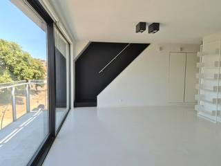 Modern en instapklaar 2-slaapkamer appartement met open zicht op het park van De Panne te koop.<br />Dit zon gericht duplex appartement is centraal gelegen in de Zeelaan van De Panne op het 4de en 5de verdiep van de moderne residentie Hyde park.<br />Het appartement omvat: ruime woonkamer met toegang tot het zuid-west gericht terras met prachtig open zicht op het stadspark van De Panne, ruime en volledig geïnstalleerde keuken voorzien, berging en toilet. Op het verdiep bevinden er zich 2 slaapkamers, een tweede terras met open zicht, badkamer met ligbad, inloopdouche en toilet en een kelderberging.