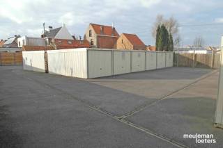 Ce garage fermé (n° 18) situé au centre d’Oostkamp bénéficie d’un emplacement excellent au cœur du centre commercial, à distance de marche de plusieurs commerces, services et transports en commun.<br /><br />La proximité des axes routiers majeurs (E40 &amp; E403) constitue également un atout.