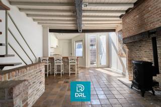 Charmante instapklare stadswoning met stadkoertje in het historische centrum van Brugge.<br /><br />In de geliefde Rolweg, op een steenworp van de Brugse Vesten en op wandelafstand van de Markt, bevindt zich deze bijzonder sfeervolle en instapklare stadswoning. Authentieke elementen zoals de zichtbare houten balken, de karaktervolle bakstenen schouw en de gezellige houtkachel worden harmonieus gecombineerd met hedendaags wooncomfort.<br /><br />Bij het betreden van de woning komt u terecht in een lichtrijke leefruimte met een open keuken, afgewerkt met warme en duurzame materialen. De open indeling zorgt voor een aangenaam ruimtegevoel en biedt een directe verbinding met het gezellige, privatieve stadkoertje, waar u in alle rust kunt genieten van een kop koffie of een aperitief. De stijlvolle badkamer met inloopdouche, wastafel en toilet bevinden zich eveneens op het gelijkvloers.<br /><br />Op de verdieping bevindt zich een ruime slaapkamer evenals een praktische slaaphoek die perfect dienst kan doen als bureau of dressing.<br /><br />Dankzij haar instapklare afwerking, authentieke uitstraling en uitstekende ligging vormt deze woning de ideale thuis voor een alleenstaande of een koppel. Bovendien is ze uitermate geschikt als charmant tweede verblijf of als zorgeloze investering in het hart van de Brugse binnenstad.<br /><br />Troeven:<br />Instapklare stadswoning met authentieke charme<br />Gezellige leefruimte met gaskachel<br />Open, volledig ingerichte keuken<br />Gezellig en privatief stadkoertje<br />1 ruime slaapkamer en aparte slaaphoek<br />Stijlvolle badkamer met inloopdouche<br />Authentieke balken en karaktervolle afwerking<br />Topligging in het historische centrum van Brugge<br />Ideaal als eigen woonst, tweede verblijf of investering<br /><br />Een unieke opportuniteit voor wie op zoek is naar een charmante stadswoning waar karakter, gezelligheid en een topligging perfect samenkomen.<br /><br />Meer info of een bezoek inplannen? Contacteer DRL VASTGOED, 050 65 95 95 of info@drlvastgoed.be