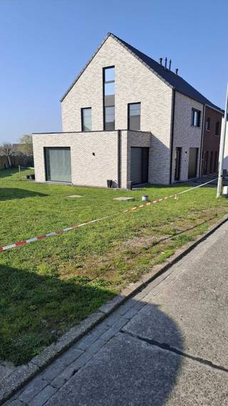 Recente energiezuinige woning (halfopen bebouwing) met een inpandige garage, zuidgerichte tuin met ruim terras en waterput van 10000 literGebouwd met...
