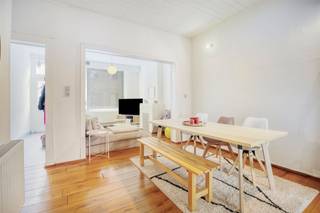 <p><span>Deze gesloten woning biedt een fijne combinatie van licht, ruimte en potentieel.</span></p><p><span>De woning beschikt over een lichtrijke living waar het natuurlijke daglicht zorgt voor een aangename en gezellige leefruimte. Verder zijn er 2 slaapkamers, ideaal voor een gezin, koppel of wie graag over een extra kamer beschikt.</span></p><p><span>Een bijkomende troef is de ruime zolderruimte. Deze biedt heel wat mogelijkheden en kan, afhankelijk van de gewenste inrichting, worden ingericht als extra slaapkamer(s), bureau, hobbyruimte, speelkamer of polyvalente ruimte.</span></p><p><span>Ook de tuin is een mooie troef van deze woning. Hier kan je genieten van de buitenruimte en naar eigen smaak een gezellige plek creëren om te ontspannen.</span></p><p><span>Deze woning vormt een mooie basis voor wie op zoek is naar een woning in Mechelen en graag de beschikbare ruimtes optimaal wil benutten en naar eigen wensen wil inrichten.</span></p><h3><span>Troeven</span></h3><ul><li><span>Gelegen in Mechelen</span></li><li><span>Lichtrijke living</span></li><li><span>2 slaapkamers</span></li><li><span>Ruime zolderruimte met mogelijkheden</span></li><li><span>Mogelijkheid tot extra slaapkamer(s), bureau of hobbyruimte</span></li><li><span>Aangename tuin</span></li><li><span>Verschillende mogelijkheden om de woning naar eigen smaak in te richten</span></li></ul><p><span> </span></p><p><span>Een woning met ruimte en potentieel, ideaal voor wie op zoek is naar een woning die kan meegroeien met zijn of haar wensen. Zeker een bezoek waard!</span></p><p><span> </span></p><p><span>Interesse? Neem gerust contact op voor meer informatie of een bezoek ter plaatse.</span></p>