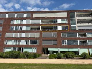Op zoek naar een ruim appartement met terras en een mooi uitzicht over Rupelmonde?<br /><br />De ruime inkomhal leidt je naar de leefruimte, slaapkamers en badkamers. Daarnaast is hier nog een gastentoilet.<br /><br />Het appartement beschikt over <strong>drie slaapkamers</strong>, waarvan twee ruime slaapkamers en een derde, compacte slaapkamer die plaats biedt aan een eenpersoonsbed. <br /><br />Verder zijn er <strong>twee badkamers</strong>. De eerste is uitgerust met een douche en lavabomeubel.<br />De tweede badkamer beschikt over een ligbad, lavabomeubel en toilet.<br /><br />Daarnaast is er een berging met aansluitingen voor een wasmachine en droogkast.<br /><br />De leefruimte geniet van veel lichtinval en biedt een aangenaam uitzicht. Aansluitend bevindt zich het <strong>terras.</strong><br /><br />De keuken is volledig uitgerust met ingebouwde toestellen.<br /><br />Voor extra comfort zijn de leefruimte, keuken en slaapkamer voorzien van zonnewering. Ook aan het terras is zonnewering aanwezig.<br /><br />Bij het appartement hoort eveneens een <strong>autostaanplaats</strong> en een private berging naast de garage, voorzien van ingebouwde kasten. Deze berging is ideaal voor het opbergen van fietsen, gereedschap en ander materiaal.<br /><br />Als bewoner kan je bovendien gebruikmaken van de <strong>gemeenschappelijke fitnessruimte</strong> en het <strong>privatieve containerpark.</strong><br /><br /><strong>Praktische informatie:</strong>
<ul>
<li>Vrij vanaf 1/08/2026</li>
<li>Gemeenschappelijke kosten per maand: €125,-</li>
<li>Huurwaarborg: 3 maanden huur (€ 3.750,-)</li>
</ul>
Interesse? Neem gerust contact op voor meer informatie of een bezoek ter plaatse.<br /><br />Neem een kijkje op www.immoselekt.be voor ons volledige huuraanbod.<br />