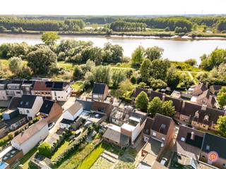<strong><strong></strong></strong>
<p>Vandaag nemen we je mee naar deze totaal te renoveren woning gelegen in het rustige Mariekerke, vlakbij de Scheldedijk. <br /><br />Dit perceel omvat een oppervlakte van 281m². De woning heeft een bouwoppervlakte van ongeveer 60m² en achter de woning bevinden zich een aantal schuren van ongeveer 30m² bouwoppervlakte. Achter deze schuren bevindt zich een zuidoost georiënteerde tuin.<br /><br />We komen binnen via de inkomhal die toegang geeft aan de keuken en leefruimte. Verder voorziet het gelijkvloers in een badkamer en zithoek met trap die toegang geeft tot de nachthal op de eerste verdieping. Hier bevinden zich drie slaapkamers.<br /><br />Deze woning biedt tal van mogelijkheden. Plannen van de architect zijn reeds beschikbaar.<br /><br />Heb je interesse in deze totaal te renoveren woning in het rustige Mariekerke?<br />Neem gerust contact op via bryann@julimmo.be of 0492 86 51 03.</p>