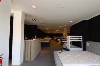 BEZOEKEN KUNNEN UITSLUITEND INGEPLAND WORDEN DOOR AANVRAAG VIA ONDERSTAANDE LINK<br /><br />https://mijnhuurprofiel.be/property/480f14fa-9edc-4a5a-bdff-e2cbc2d5227a<br /><br />Bent u op zoek naar een commercieel handelspand in het centrum van Sint-Niklaas? Lees en kijk dan snel even verder!<br /><br /><br />Dit pand heeft een bewoonbare oppervlakte van 424 m2. Er is gratis parking voor de deur. Dit pand beschikt over een toiletruimte van twee toiletten. Tevens zijn er nog twee aparte ruimtes die kunnen dienen als stockageruimte. <br /><br />Er zijn geen gemeenschappelijke kosten van toepassing. <br />Het kadastraal inkomen is ten laste van de huurder.