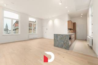 Dit uiterst exclusieve appartement maakt deel uit van het historische stadspaleis "Residentie d'Hanins de Moerkerke" waar authentieke architectuur...
