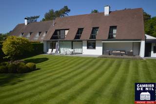 Ruime koppelvilla met veel lichtinval en een zeer charmante tuin. Dit op een rustige ligging in het Zoute met een perfecte zon oriëntatie.Indeling:...