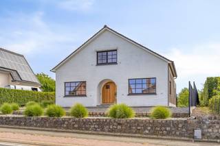 <p><span>Welkom in uw Droomwoning in Tongeren-Borgloon</span></p><p><span> </span></p><p><span>Ontdek deze prachtige woning die alles biedt wat u zich kunt wensen voor een comfortabel leven in het groene Vlaamse Toscanië. </span></p><p><span>Deze moderne familiewoning combineert stijl, ruimte en functionaliteit op een idyllische locatie.</span></p><p><span> </span></p><p><span>Met een bewoonbare oppervlakte van 200m² verdeeld over drie/vier slaapkamers en één badkamer, biedt deze woning de perfecte basis voor het gezinsleven. </span></p><p><span>Het ruime perceel van 1439m² geeft u volop mogelijkheden voor tuingenot en buitenactiviteiten.</span></p><p><span> </span></p><p><span>De voorkant van de woning presenteert zich elegant met een wit bakstenen gevel en grote ramen die volop natuurlijk licht binnenbrengen. </span></p><p><span>Een verzorgde ingang met groene accenten nodigt u uit om binnen te stappen.</span></p><p><span> </span></p><p><span>Binnenin verwelkomt u een lichte en airy hallway met trap die aangeeft hoe goed onderhouden deze woning is. </span></p><p><span>De leefruimtes zijn ruim opgezet met open verbindingen tussen de diverse vertrekken, perfect voor modern family living. </span></p><p><span>De grote glazen schuifdeuren geven directe toegang tot het buitenterrein.</span></p><p><span> </span></p><p><span>De keuken is voorzien van moderne afzuiging en ingebouwde apparaten, met aanrecht en werkoppervlakken die de klassieke houten kasten aanvullen. </span></p><p><span>Dit is duidelijk de hart van het huis, opengesteld naar de eet- en zitruimte.</span></p><p><span> </span></p><p><span>De slaapkamers zijn comfortabel en licht, met mooi uitzicht over het omliggende groen. </span></p><p><span>Een van de kamers is voorzien van een eigen walk-in closet met handige planken en opbergruimte.</span></p><p><span> </span></p><p><span>De badkamer beschikt over moderne sanitair met douche en een stijlvol wastafelmeubel in hout. </span></p><p><span> </span></p><p><span>Achteraan is er nog een mooie veranda met houten balken dat de woning met het landschap verbindt. Dit is een perfecte plek voor ontspanning en genot om ook met slecht weer aan een leuke BBQ te denken.</span></p><p><span> </span></p><p><span>Het terrein rondom is even indrukwekkend: uitgestrekt gazon, strakke erfafscheidingen, een ruim terras voor buiten eten, en volop mogelijkheden voor kinderactiviteiten. </span></p><p><span>De natuurlijke omgeving met bomen en heggen biedt privacy en serene rust.</span></p><p><span> </span></p><p><span>Naast het huis vindt u een praktische garage voor uw voertuig met daar bovenop 10 zonnepanelen.</span></p><p><span> </span></p><p><span>TROEVEN:</span></p><p><span> </span></p><p><span>*Vernieuwde ramen 2025</span></p><p><span>*Nieuw granieten keukenblad 2025 en toestellen</span></p><p><span>* Nieuwe voordeur 2025 </span></p><p><span>*Nieuwe terrasvloer 2022</span></p><p><span>* Nieuwe CV-ketel 2022</span></p><p><span>*Zonnepanelen 2022</span></p><p><span> </span></p><p><span>Dit is meer dan een huis - het is een complete lifestyle in de natuur.</span></p><p><span> </span></p><p><span>Aarzel niet te lang en maak een afspraak!</span></p><p><span> </span></p><p><span>Voor andere inlichtingen contacteer Filip;</span></p><p><span>TEL: 0475/86.04.89</span></p><p><span>MAIL: <span>filip@janssenenjanssen.be</span></span></p><p><span>Voor een gratis en vrijblijvende schatting van jouw woning, neem ook gerust contact op!</span></p><p><span> </span></p>