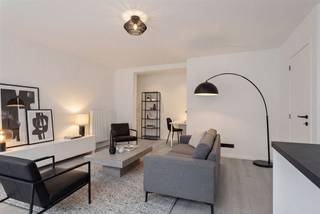 <p><span>Op de tweede verdieping van een verzorgd gebouw, vlak bij het centrum van Wevelgem, vind je dit volledig gerenoveerde en instapklare appartement waar comfort en stijl centraal staan. De lichtrijke leefruimte met elegante parketvloer voelt meteen warm en uitnodigend aan en sluit perfect aan op de open, volledig ingerichte keuken.</span></p><p><span>Het appartement beschikt over twee comfortabele slaapkamers en een moderne badkamer met regendouche, aangevuld met een apart toilet voor extra gemak. Een absolute troef is het ruime, zonnige terras waar je heerlijk kan ontspannen. Verder is er een privatieve kelder en bestaat de mogelijkheid om een garage bij te kopen.</span></p><p><span>Dankzij de recente renovatie, conforme elektriciteit, centrale verwarming en het gunstige EPC-label B woon je hier volledig zorgeloos. De uitstekende ligging nabij winkels, openbaar vervoer en het centrum maakt dit appartement ideaal als eigen woonst of als investering.</span></p><p><span>Ontdek het zelf en plan vandaag nog je bezoek.</span></p>