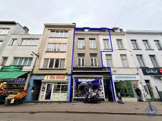 <p><span>Information immeuble commercial</span></p><p><span>Idéalement situé dans la rue commerçante St Gummarusstraat, cet immeuble commercial représente une opportunité d'investissement intéressante avec un rendement. Au rez-de-chaussée se trouve un salon de coiffure bien géré, actuellement loué à 1.300€/mois. L'entité résidentielle située au-dessus est divisée en deux appartements. L'appartement du premier étage (environ 65 m²) dispose d'une chambre spacieuse donnant sur la rue, d'un salon lumineux, d'une cuisine équipée séparée et d'une salle de bain avec douche dans la baignoire, lavabo et toilettes. Cet appartement est loué à 700€/mois. Aux deuxième et troisième étages se trouve un spacieux appartement en duplex d'environ 125 m². Le deuxième étage comprend un grand espace de vie d'environ 26 m² avec une cuisine adjacente récemment rénovée et une salle de bain récemment rénovée à l'arrière.<br />Au troisième étage, il y a deux chambres (environ 16 m² et 9 m²) et un espace bureau d'environ 10 m². Le rez-de-chaussée, le premier et le deuxième étage bénéficient de hauts plafonds, ce qui crée une agréable sensation d'espace. En outre, le bâtiment dispose d'un sous-sol d'environ 40 m² et de compteurs séparés pour l'électricité, le gaz et l'eau. EPC : label D (commercial et résidentiel). L'électricité n'est pas conforme. Le magasin est sécurisé contre l'amiante, le logement non sécurisé contre l'amiante.</span></p><p><span> </span></p><p><span>Aménagement</span></p><ul><li><span>Sous-sol d'environ 40m², accessible par le hall d'entrée.</span></li><li><span>Local commercial d'environ 65m², actuellement loué et exploité comme salon de coiffure.</span></li><li><span>Au premier étage se trouve un appartement avec une chambre spacieuse donnant sur la rue, un salon, une cuisine séparée et une salle de bain avec douche dans la salle de bain, toilettes et lavabo.</span></li><li><span>Aux 2ème et 3ème étages, un appartement en duplex est meublé. Au 2ème étage se trouve un spacieux séjour d'environ 25m², une cuisine équipée et récemment rénovée et une grande salle de bain équipée d'un Wc, d'un lavabo, d'une douche à l'italienne et d'un branchement pour la machine à laver. Au 3ème étage se trouve un bureau de 10m², une chambre d'environ 16m² et une deuxième chambre d'environ 9m².</span></li></ul><p><span> </span></p><p><span>Extra's</span></p><ul><li><span>Hauts plafonds au rez-de-chaussée, au 1er et au 2ème étage !</span></li><li><span>3 compteurs d'électricité, 3 compteurs d'eau, 3 compteurs de gaz</span></li></ul><p><span> </span></p><p><span>Informations générales</span></p><ul><li><span>Revenu locatif boutique : 1.300 €/mois</span><ul><li><span>Date de début : 01/04/2022</span></li></ul></li><li><span>Revenu locatif appartement V1 : 700 €/mois</span><ul><li><span>Date de début : 15/08/2025</span></li></ul></li></ul><p><span> </span></p><ul><li><span>EPC magasin : label D (pas d'obligation de rénovation !)</span></li><li><span>EPC appartement : label D (pas d'obligation de rénovation !)</span></li></ul><p><span> </span></p><ul><li><span>Contrôle électrique magasin : présent, non conforme AREI.</span></li><li><span>Contrôle électrique à domicile : présent, non conforme à l'AREI.</span></li></ul><p><span> </span></p><ul><li><span>Certificat d'amiante atelier : sécurité amiante (mais peut-être pas exempt d'amiante) !</span><ul><li><span>1 limitation</span></li></ul></li><li><span>Certificat d'amiante maison : pas sûr pour l'amiante !</span><ul><li><span>2 matériaux amiantés à éliminer d'urgence</span></li><li><span>1 gestion prudente des matériaux amiantés</span></li><li><span>2 restrictions</span></li></ul></li></ul><p><span> </span></p><p><span>Bâtiment</span></p><ul><li><span>Immeuble composé d'un sous-sol, d'un rez-de-chaussée commercial, d'un appartement au 1er étage et d'un duplex aux 2ème et 3ème étages.</span></li><li><span>Remarque ! Le bâtiment est autorisé comme maison commerciale, l'état actuel n'est pas prouvé comme autorisé. Nous vous conseillons de vous renseigner auprès du service d'urbanisme de la ville d'Anvers et de votre notaire avant de faire une offre. L'immeuble est acheté dans cet état sans autres garanties et à l'entière responsabilité du vendeur.</span></li></ul><p><span> </span></p><p><span>Emplacement</span></p><ul><li><span>Superbe emplacement commercial dans la rue animée Sint-Gummarusstraat.</span></li><li><span>Au coin de la rue, il y a Sint-Jansplein et Park Spoor Noord.</span></li><li><span>MOBISCORE : 9,4/10 !</span></li></ul><p><span> </span></p><p><span>Les informations contenues dans ce prospectus sont données à titre indicatif : les acheteurs potentiels doivent faire leur propre affaire de l'obtention, de la vérification et de l'interprétation de ces informations.</span></p><p><span> </span></p>