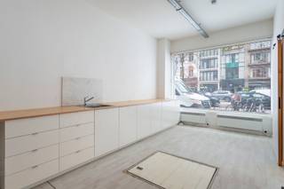 <p>Bent u op zoek naar een commerciële ruimte op een toplocatie, waar zichtbaarheid centraal staat? Dan is dit handelspand van ca. 60 m² in de Nassaustraat precies wat u zoekt.<br /><br />Dit pand combineert een unieke ligging met vlot bereikbare in- en uitvalswegen. Op wandelafstand van het levendige Eilandje, het historische stadscentrum én op slechts vijf minuten van de Antwerpse Ring, is deze locatie ideaal voor ondernemers die zichtbaarheid én bereikbaarheid willen combineren.<br /><br />De ruimte biedt tal van mogelijkheden dankzij de functionele indeling en de aanwezigheid van een keuken en sanitair. Door het open en veelzijdige karakter leent het pand zich uitstekend voor uiteenlopende invullingen, zoals een winkel, kantoor, praktijkruimte of showroom.<br /><br />De straatgerichte ligging biedt maximale visibiliteit voor uw zaak; Hier passeert dagelijks zowel voetgangers- als autoverkeer.<br /><br />Beschikbaarheid: onmiddellijk<br /><br />Interesse om dit pand te bezoeken?<br />Neem contact op met LISTED: 03 283 51 51.</p>