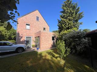 Deze zonnige, praktisch ingedeelde woning combineert perfect comfort en gezelligheid. Ze is bovendien ideaal gelegen voor wie houdt van natuur...