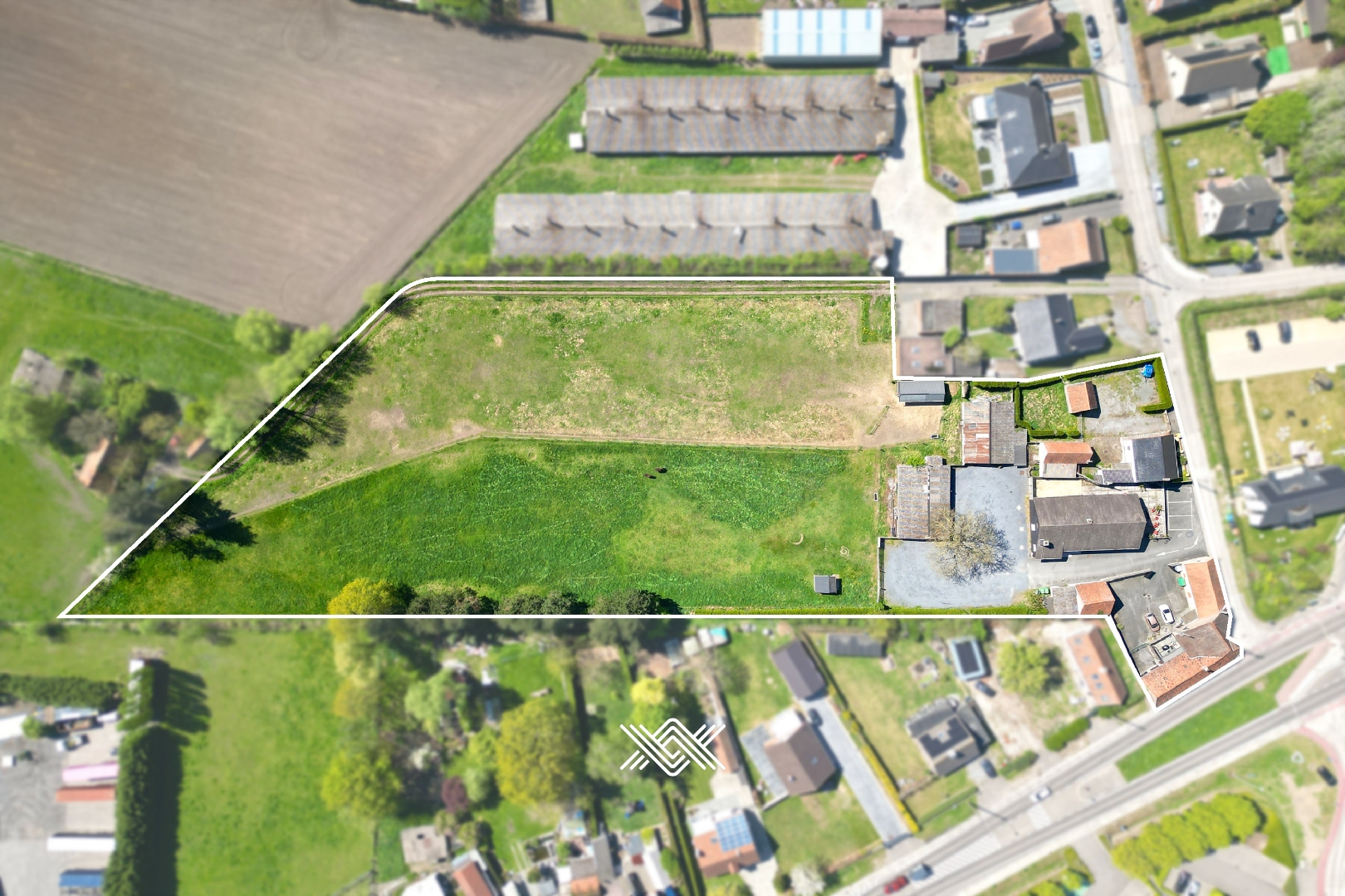 Veelzijdige eigendom met woningen, handelspand en weide - foto 2