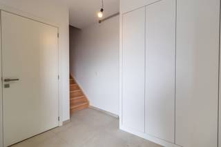 <div>Nossegem: ruime (225m²) nieuwbouw driegevel met 5 slaapkamers en 2 badkamers, op een mooi en goed gelegen perceel van 3a 26ca en ingedeeld als volgt:</div>
<div>-op het gelijkvloers: een mooie inkomhal/traphal met een apart wc-lokaal en ruimte voor een vestiaire, een open zithoek met aansluitend een volledig ingerichte keuken met eiland en aansluitend een eethoek en extra leeshoek.</div>
<div>-op de 1ste verdieping: een nachthal/traphal, 3 slaapkamers (16,5-10,8-12,7 m²), een apart wc-lokaal, een ruime badkamer (10m² met bad &amp; inloopdouche) en een aparte berging/wapslaats.</div>
<div>-op de 2de verdieping (deels onder de dakhelling): de hoofdslaapkamer (19m² en voorzien van inbouwkasten), een 2de slaapkamer (15,5m²), een nachthal/traphal, een apart wc-lokaal, een badkamer (inloopdouche en wastafel), een zolder/tech. ruimte.</div>
<div></div>