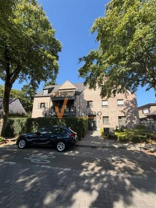 <p><span>Recent, energiezuinig appartement van 90 m² in Halle-Zoersel</span></p><p><span>Op de eerste verdieping van een klein, verzorgd gebouw met slechts 7 appartementen (en lift) vindt u dit degelijke appartement van 90 m² met twee slaapkamers.</span></p><p><span>De leefruimte van ca. 28 m² geeft uit op een aangenaam terras. De aparte ingerichte keuken, de badkamer met inloopdouche en toilet, het aparte toilet en de aparte berging met aansluiting voor wasmachine en droogkast maken het geheel bijzonder praktisch. Overal werd gekozen voor degelijke, tijdloze materialen.</span></p><p><span>Met een EPC van 73 kWh/m²/jaar haalt dit appartement label A en het betekent voor de koper geen renovatieverplichting.</span></p><p><span>Achteraan hoort een eigen carport bij het appartement, met een ruime berging waar fietsen, stockage én een diepvriezer moeiteloos in passen. Daarachter ligt een gemeenschappelijke tuin, toegankelijk voor alle bewoners en onderhouden door een robotmaaier. Groen zonder zorgen.</span></p><p><span>Het pand is momenteel verhuurd aan zeer degelijke huurders. Voor een belegger dus meteen rendement vanaf de akte, zonder zoekperiode.</span></p><p><span>Graag een bezoek? Contacteer ons vrijblijvend.</span></p>