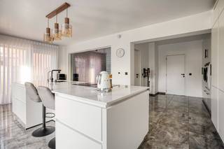 Op uitstekende locatie te Herenthout, bevindt zich deze instapklare gezinswoning met 3 ruime slaapkamers, tuin en vrijstaande garage.<br /><br />Deze recent gerenoveerde woning is gelegen nabij het centrum van Herenhout wat ervoor zorgt dat winkels, scholen en openbaar vervoer binnen handbereik zijn. Tevens vlotte verbinding met omliggende gemeenten en autostrade E313.<br /><br />We betreden de woning langs de voordeur waarop we in de inkomhal terrecht komen. De inkomhal, met gastentoilet en aparte technische ruimte, geeft toegang tot de nachthal met wasplaats en ingemaakte kasten. Langshier krijgen we toegang tot de prachtige, moderne keuken met ontbijtruimte en uitgerust met alle toestellen zoals o.a. oven, microgolf, koffiemachine, vaatwasser,… De keuken geeft op haar beurt een volledig uitzicht over de gezellige tuin. Door de gunstige zuid oriëntatie genieten alle ruimtes maximale lichtinval. Verder komen we in de leefruimte met eetplaats en gezellige zithoek.<br /><br />De vaste trap geeft ons toegang tot het 1 ste verdiep waar er zich 3 volwaardige slaapkamers en nieuw geïnstalleerde badkamer bevinden. De overloop biedt connectie tot de bergzolder.<br /><br />Terug op het gelijkvloers, zorgt het schuifraam in de keuken voor een toegang tot het terras en onderhoudsvriendelijke tuin. Bijkomend is er de aanwezigheid van een vrijstaande garage.<br /><br />Troeven: EPC label C, vloerverwarming,...<br /><br />Kortom, een ideale, instapklare woning die u moet gezien hebben!