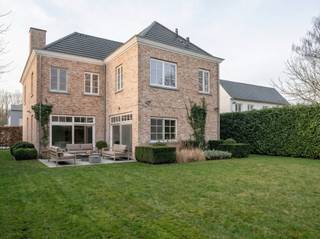 <p>Deze prachtige woning werd in 2012 voor de huidige eigenaars gebouwd op een knap en zonnig perceel langs de rustige Fazantenlaan in de residentiële Elsdonk-wijk. De villa werd ontworpen met een duidelijke klemtoon op wooncomfort, gebruik van mooie materialen en maximaal contact met de tuin. Het eigendom werd sindsdien met veel liefde en zorg onderhouden. Het perceel is zuidoost georiënteerd en de tuin biedt volledige privacy. Indeling:</p>
<p>Gelijkvloers komen we binnen langs een mooie inkomhal met gastentoilet en vestiaire. Aan de linkerzijde van de hal treffen we een ruime inpandige garage en rechts vinden we een praktische bureelruimte. Ruime woonkamer op prachtig parket (met houthaard) en aansluitend een volledig uitgeruste keuken met eiland en eethoek met gezellige gashaard.</p>
<p>Op de verdieping vinden we eerst en vooral een ruime master, met ensuite dressing en luxueuze badkamer met douche, ligbad en toilet. De nachthal biedt verder toegang tot drie heel grote kamers, een tweede badkamer met bad en douche, en een apart toilet.</p>
<p>Op de tweede verdieping tenslotte treffen we nog een polyvalente, open ruimte van 100 m².</p>
<p>Plannen en documentatie te vinden op www.reds.be. Voor meer informatie of een bezichtiging, neem gerust contact op met Daniël via mail (daniel@reds.be) of telefoon (0475.25.30.64). Dat mag trouwens ook ’s avonds of in het weekend !</p>