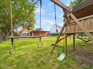 SPACIEUSE MAISON FAMILIALE AVEC 4 CHAMBRES ET JARDIN À SINAAI-WAASCette maison familiale récemment rénovée à Sinaai-Waas offre un grand confort de vie et dispose de quatre chambres, dont une au rez-de-chaussée, d'un agréable jardin et de plusieurs espaces de vie pratiques.La maison dispose d'un salon chaleureux avec un poêle à bois, idéal pour passer des soirées agréables. La cuisine séparée a également été rénovée récemment et est entièrement équipée. Grâce à sa grande fenêtre, vous y bénéficiez en outre d'une lumière naturelle abondante et d'une vue agréable sur la verdure environnante.Adjacente à la cuisine se trouve la spacieuse véranda, qui offre un espace de vie supplémentaire et une belle ouverture sur le jardin. La véranda est équipée d’un foyer à gaz et constitue un endroit agréable où se détendre tout au long de l’année.À l’étage se trouvent 3 chambres, ce qui rend cette maison particulièrement adaptée à une famille ou à ceux qui souhaitent disposer d’un espace supplémentaire pour le travail, les loisirs ou le rangement.À l’extérieur, vous profiterez d’un grand jardin verdoyant avec des équipements de jeux, notamment une balançoire et un toboggan. Un espace extérieur agréable où les enfants peuvent jouer et où il fait bon se détendre.Cette maison allie espace, confort et emplacement calme à Sinaai-Waas, et constitue un foyer agréable pour ceux qui recherchent une maison familiale spacieuse avec jardin.