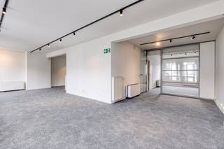 Immeuble de bureaux d'environ 296 m² à louer dans le centre de Courtrai. Le bureau est situé à proximité de différentes routes d'accès, de parkings souterrains et de la gare de Courtrai. Disposition :- Rez-de-chaussée : entrée, réception, bureau paysager, salle de réunion, kitchenette et sanitaires.- 1er étage : bureau paysager, deux bureaux séparés, kitchenette et sanitaires.- 2ème étage : bureau paysager, kitchenette et sanitaires.- Sous-sol : salle des serveursSpécifications :- Prêt à emménager- Chauffage central - Climatisation- Electricité conforme- Salle de serveurs disponible- Carreaux de moquetteGrâce aux vitres avant et arrière, la lumière naturelle est abondante et la place du Casino récemment construite crée une atmosphère agréable. L'un des meilleurs joueurs de sa catégorie. Vous recherchez un bureau à louer dans le centre de Courtrai ? Pour plus d'informations ou une visite du site, n'hésitez pas à nous contacter au 056 21 11 11.