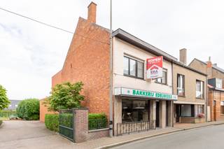 rong&amp;gt;Ligging<br />Nabij de dorpskern van Boekhoute vindt u deze prachtige handelszaak die momenteel uitgebaat wordt als bakkerij maar ook voor andere commerciële doeleinden kan gebruikt worden zoals een kruidenierszaak, fietsenwinkel, schoonheidsspecialiste, frituur, kantoren, praktijkruimte, kapsalon, vrij beroep,...Hier kan u wonen en werken perfect combineren.<br />Bent u een geëngageerde ondernemer die van aanpakken weet? Laat deze kans zeker niet liggen!<br /><br /><strong>Troeven</strong>

<ul><li><strong>Gelegen in dorpskern</strong></li><li><strong>Aparte toegang tussen werk en privé</strong></li><li><strong>Ruime kelders</strong></li><li><strong>Volledig ingericht</strong></li><li><strong>3 ruime slaapkamers</strong></li><li><strong>Zeer veel potentieel voor creatieve ondernemers</strong></li></ul>

<p><strong>Contact</strong><br />Bent u geïnteresseerd in deze unieke kans in Boekhoute? Contacteer ons vrijblijvend via arman@ryckaert.be of 09/223.11.77</p>