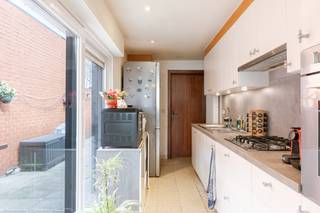 <p><strong>🏡 Instapklare woning met 3 slaapkamers en tuin nabij centrum van Roeselare</strong></p>
<p>Deze woning is rustig gelegen in de Koornstraat, op korte afstand van het centrum van Roeselare, met winkels, scholen en openbaar vervoer . Er is een vlotte verbinding met de E403 en het station van Roeselare.</p>
<p><strong>✨ Indeling &amp; comfort</strong></p>
<p>Bij het betreden van de woning komt u in een <strong>aangename, open leefruimte</strong> waar living en keuken in elkaar overlopen.</p>
<p>De keuken is praktisch ingericht en beschikt over:</p>
<ul>
<li><strong>Ingebouwde kasten</strong></li>
<li><strong>Gasvuur</strong></li>
<li>Aansluitende <strong>berging</strong> voor extra opslagruimte</li>
</ul>
<p><strong>🛏️ Slaapkamers &amp; badkamer</strong></p>
<p>Op de verdieping bevinden zich:</p>
<ul>
<li><strong>3 volwaardige slaapkamers</strong>, voorzien van <strong>ingebouwde kasten</strong></li>
<li>Een <strong>mooie, verzorgde badkamer</strong> met:</li>
<ul>
<li><strong>Ruime inloopdouche</strong></li>
<li><strong>Dubbele lavabo</strong></li>
</ul>
</ul>
<p><strong>🌿 Buitenruimte</strong></p>
<p>De woning beschikt over een <strong>onderhoudsvriendelijke tuin</strong>, ideaal voor wie wil genieten zonder veel onderhoud.</p>
<p><strong>📍 Troeven op een rij</strong></p>
<ul>
<li>Rustige ligging nabij centrum</li>
<li>Winkels, scholen en openbaar vervoer op korte afstand</li>
<li>Vlotte verbinding via E403</li>
<li>3 slaapkamers en ingebouwde kasten</li>
<li>Open leefruimte met veel lichtinval</li>
<li>Onderhoudsvriendelijke tuin</li>
<li>Praktische indeling met berging</li>
</ul>
<p>Wenst u meer informatie of een bezoek in te plannen? Contacteer Eva op 0475/69.38.22 of eva@vicusvastgoed.be</p>