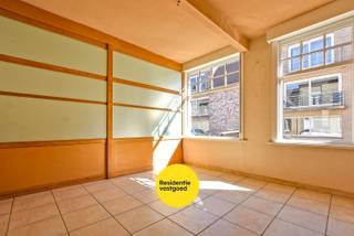 Charmante woning met veel potentieel in centrum Diksmuide!Op enkele meters van de grote markt, vinden we deze eigendom met herenhuis allures.De...