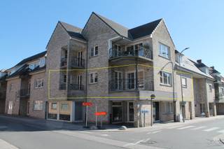 Dit fantastisch appartement is gelegen op de hoek van de Brugstraat en de Deinzestraat en kijkt uit op het Kerkplein.Met zijn bewoonbare oppervlakte...