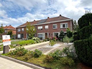 In een doodlopende straat in het hart van Stasegem vind je deze halfopen bebouwing met mooie voortuin, ruim terras en garage met extra bergingen...
