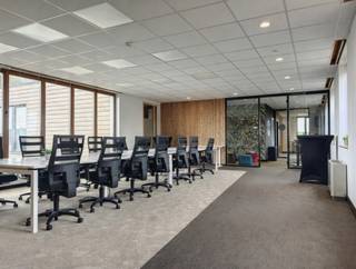 Présentation dynamique des bureaux : https://www.facebook.com/reel/1631985055270876?locale=fr_FRSitués dans un cadre verdoyant à Berloz, à proximité...