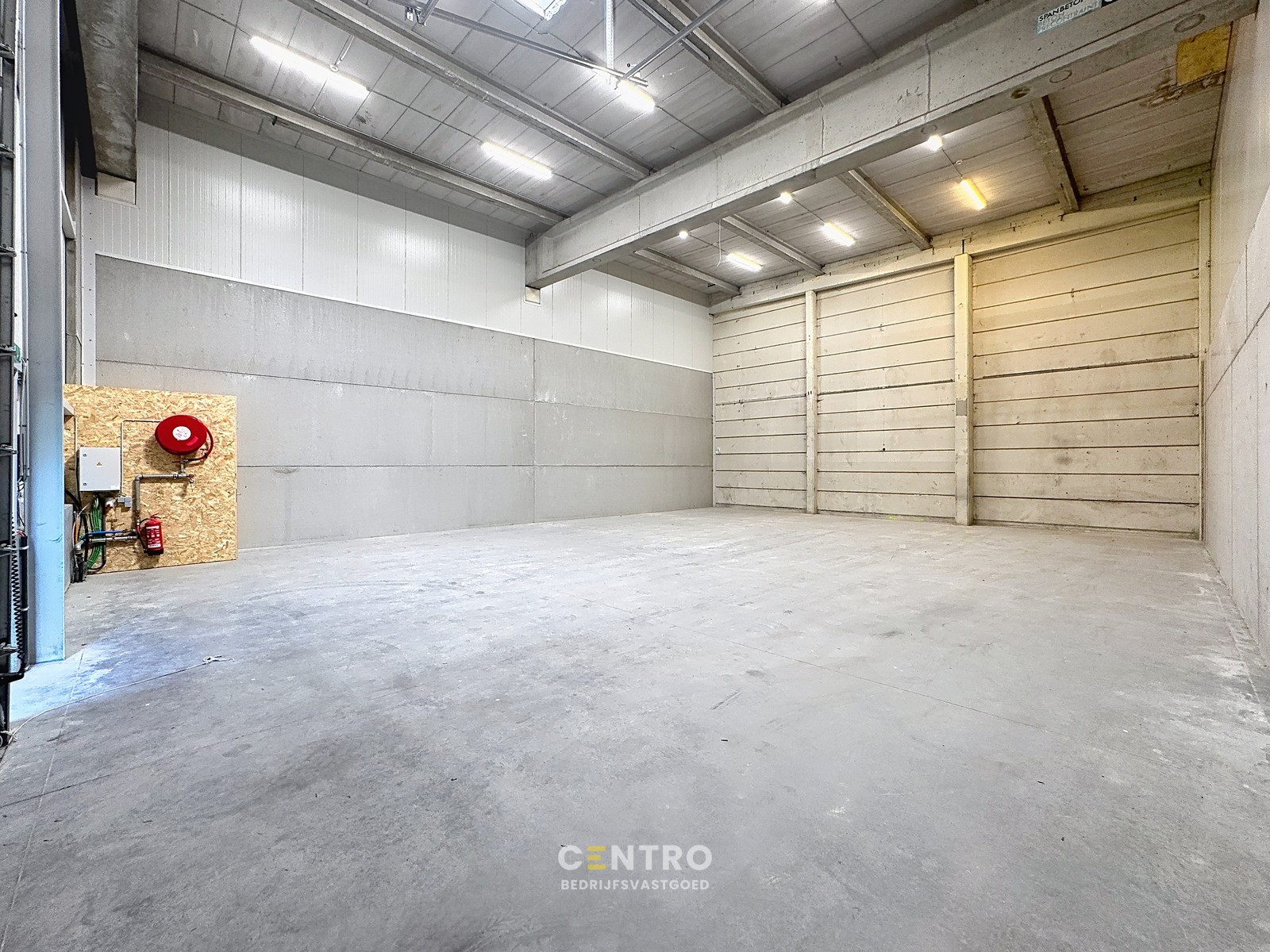 NB KMO-UNIT (202.46m²) te koop met 2 private parkeerplaatsen voor de deur, elektrische sectionaalpoort en sanitair blok op industriezone "Herdersbrug" te 8000 Brugge - foto 4