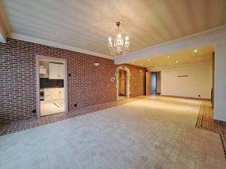 Dit ruime appartement in Hasselt heeft alles wat je nodig hebt voor comfortabel wonen. Met 3 slaapkamers en een bewoonbare oppervlakte van 125m² is er genoeg ruimte.<br />De EPC-waarde van 155 en het energielabel B zorgen ervoor dat het appartement energiezuinig is en je maandelijkse kosten laag blijven.<br /><br />Het appartement beschikt verder o.a nog over een living, keuken, badkamer en berging. <br /><br />Het appartement is ideaal gelegen in Hasselt, dicht bij winkels, scholen en openbaar vervoer. <br /><br />Dit appartement is perfect voor wie op zoek is naar een ruim en comfortabel appartement in Hasselt.<br /><br />De vaste kosten van € 80 zijn voor syndicus, lift, onderhoud gemeenschap en gemeenschappelijk water en elektriciteitsverbruik zonder jaarlijkse afrekening.