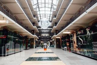 Instapklare <strong>kantoorruimte van 348 m² </strong>te huur op een toplocatie in het hart van Brussel, met uitstekende bereikbaarheid.<br />De ruimte maakt deel uit van het iconische Tour &amp; Taxis, Koninklijk Pakhuis, een karaktervol en volledig gerenoveerd kantoorgebouw waar erfgoed en modern werkcomfort samenkomen.<br /><br />Het gebouw werd recent verder geoptimaliseerd met duurzame en hoogwaardige voorzieningen zoals <strong>zonnepanelen en HVAC</strong>. De lucht wordt volledig 5 keer per uur ververst, wat zorgt voor een constant gezond binnenklimaat. Daarnaast zijn in elke module sensoren geïnstalleerd die de luchtvochtigheid en <strong>CO₂-niveaus meten</strong>. De liften en automatische deuren zijn bovendien uitgerust met digitale toegangscontrole.<br /><br />Gebruikers genieten daarnaast van extra troeven zoals vernieuwde sanitaire blokken, douches en een beveiligde fietsenstalling.<br /><br />Dankzij de strategische ligging aan de toegangspoort van de volledige Tour &amp; Taxis-site bevinden alle voorzieningen zich binnen handbereik: een ruim aanbod aan restaurants, winkels, sportfaciliteiten, een representatieve onthaalfunctie en een kinderdagverblijf zorgen voor een complete en dynamische werkomgeving.<br /><br />Contacteer<strong> PANORAMA B2B</strong> voor meer informatie, plannen of een vrijblijvend bezoek via <strong>0477 09 00 09.</strong>