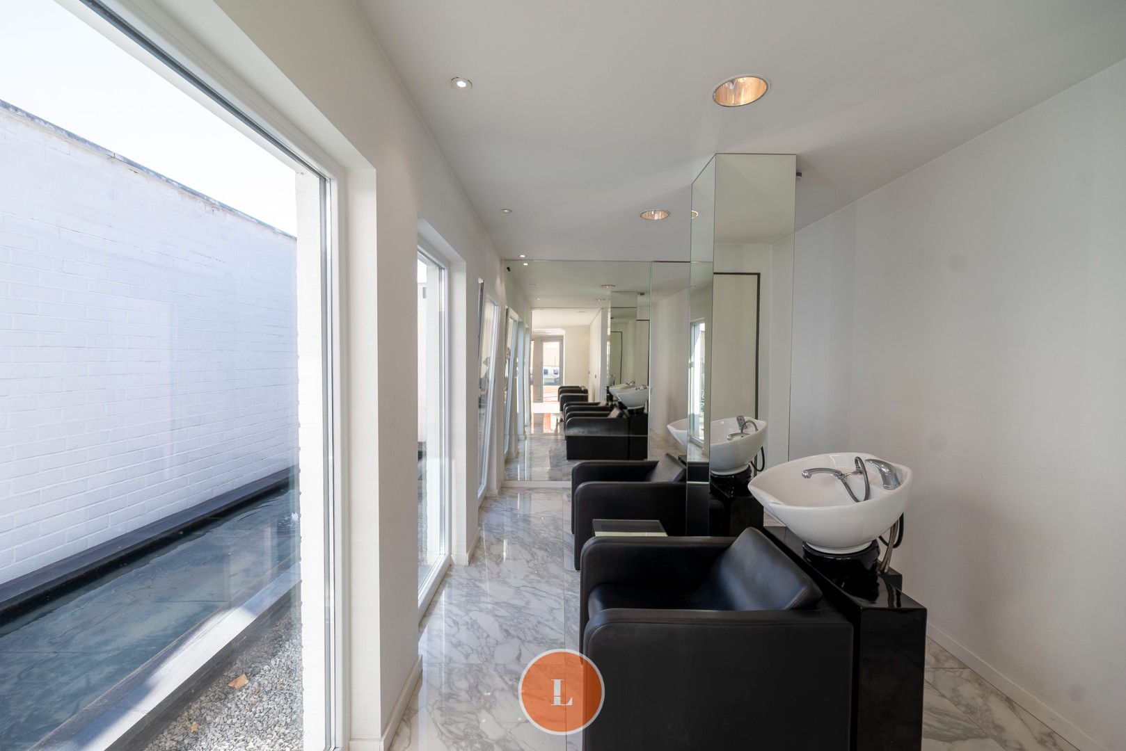 Woonhuis gedeeltelijk ingericht als kapperszaak en gemakkelijk te veranderen in trendy woning - foto 5