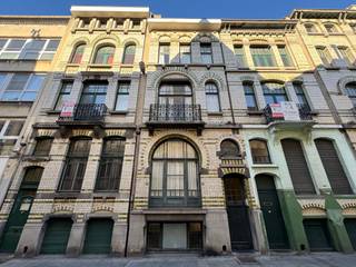 In het bruisende centrum van Oostende bevindt zich deze karaktervolle meergezinswoning met 4 woonentiteiten, momenteel verhuurd. Gelegen op...