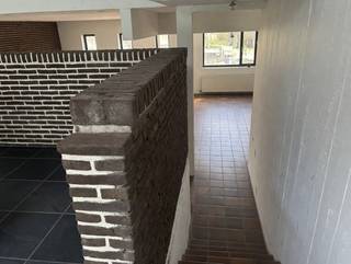 Deze unieke commerciële ruimte bevindt zich in een iconisch brutalistisch gebouw uit 1968 aan de Hundelgemsesteenweg 220 in Ledeberg (Gent). Met...