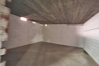 Deze ruime garage-opslagplaats ligt in de ondergrondse verdieping van een gebouw op de hoek van de Engelbert van Arenbergstraat met de Antwerpsesteenweg, vlak aan de Dampoort dus.<br /><br />Heel vlot bereikbaar, doch opgelet, gezien de steile toegang is deze slechts bereikbaar voor een gewone personenwagen (max 1,8 m hgte). Mits goedkeuring syndicus zou de tussenstijl kunnen verdwijnen en heb je krap plaats voor 2 wagens...<br />Naast de auto rest er meer dan voldoende ruimte voor de motor, de fietsen, de werkbank...<br />De poort aan de straat doe je open met een afstandsbediening, de 2 poorten van de garage (nu slechts 1 bruikbaar voor auto) zijn rolpoorten.<br /><br />Ook interessant als investering, er is nl weinig onderhoud te verrichten aan een opslagruimte.<br />De eigenaar wenst nog een opslagplaats in hetzelfde gebouw te verkopen. Combiprijs mogelijk.