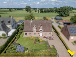 Perfect onderhouden landhuis met prachtig uitzicht in groene omgeving.Deze exclusieve eigendom bevindt zich in een rustige, groene omgeving en...