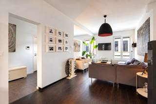 Dit stijlvol appartement van ca 78 m² is gelegen op de eerste verdieping van een kleinschalige residentie nabij de Marnixplaats, pal op het Antwerpse Zuid. Een buurt vol trendy winkels, restaurants en bovendien uitstekende verbindingsmogelijkheden.<br /><br />De authentieke elementen zoals de volle parketvloeren werden gecombineerd met een trendy inrichting. Men betreedt het appartement via een inkomhal met gastentoilet.<br /><br />Dankzij de grote raampartijen aan weerszijden van het appartement is er een aangename lichtinval. De achterzijde van de leefruimte geeft bovendien uit op het binnenterras van ca 12 m². De leefruimte heeft een praktische open keuken met ingebouwde vaatwasser, oven en vitro-keramisch kookvuur.<br /><br />De slaapkamer is halfopen en grenst aan de leefruimte. De ruime badkamer heeft een design lavabomeubel, grote inloopdouche, twee praktische bergingen en geeft eveneens uit op het binnenterras.<br /><br />Twee private kelderbergingen zijn reeds begrepen in de prijs.<br /><br />Dankzij de gegeerde ligging op het Antwerpse Zuid, de karaktervolle afwerking en de praktische indeling is dit appartement bijzonder interessant voor zowel eigen bewoning als investering. Een ideale uitvalsbasis voor wie comfortabel en stijlvol in de stad wil wonen, maar eveneens een aantrekkelijk pand voor verhuur op een locatie waar de vraag traditioneel sterk is.