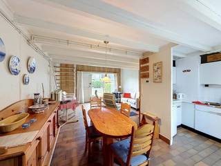 Deze op te frissen (vakantie)woning is centraal gelegen in het domein Ysermonde te Nieuwpoort, op wandelafstand van het Maritiem Park en de havengeul en op fietsafstand van het strand en de zee.<br />De woning beschikt op het gelijkvloers over een ruime en lichtrijke woonkamer met eetplaats en open keuken. Via de trap bereikt u de verdieping, waar zich een eerste slaapkamer en een badkamer met ligbad, toilet en enkele wastafel bevinden. Onder het dak bevindt zich een tweede slaapkamer. Buiten geniet u van een private tuin, met toegang tot de autostaanplaats waarop een exclusief genotsrecht rust.<br />De woning wordt inclusief meubilair aangeboden en biedt heel wat mogelijkheden om naar eigen smaak op te frissen en in te richten.<br />Dankzij de ligging in woonzone kan deze woning zowel gebruikt worden voor vaste bewoning als tweede verblijf en vormt ze eveneens een interessante investeringsmogelijkheid.